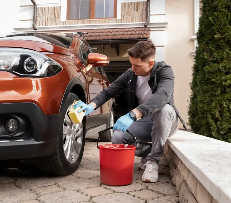 Lavage auto à domicile Saint-Rémy-sur-Creuse : professionnel intervenant sur un véhicule
